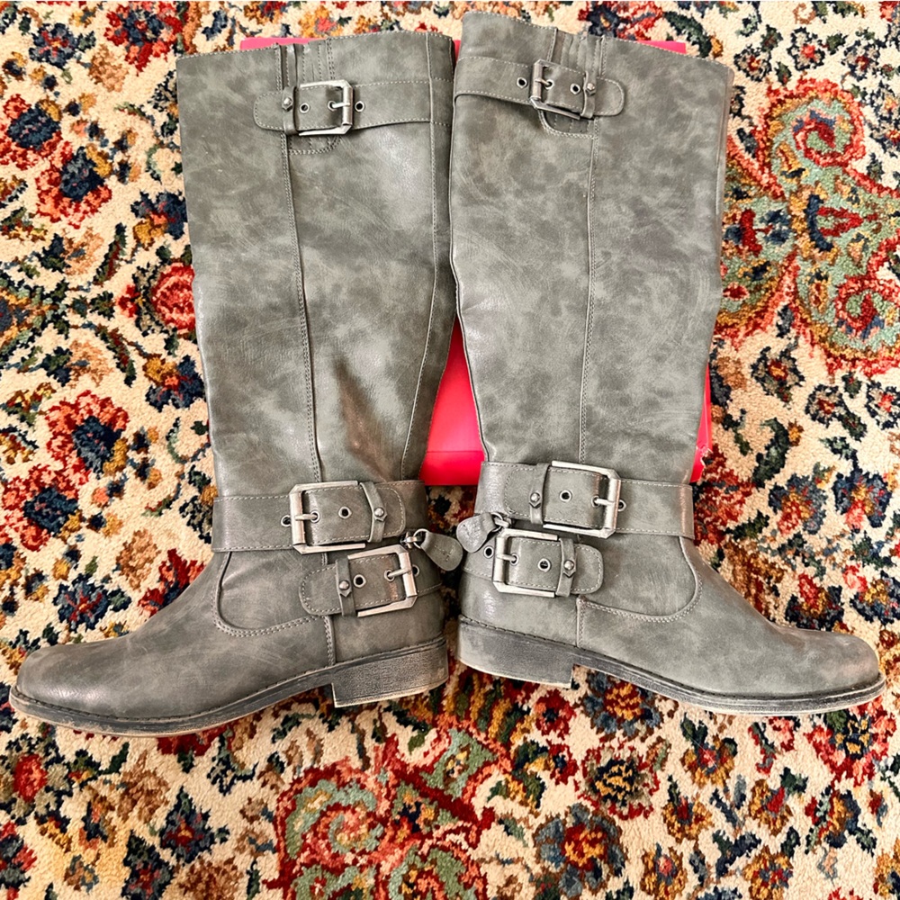 Grey Boots - Picture 4 of 7